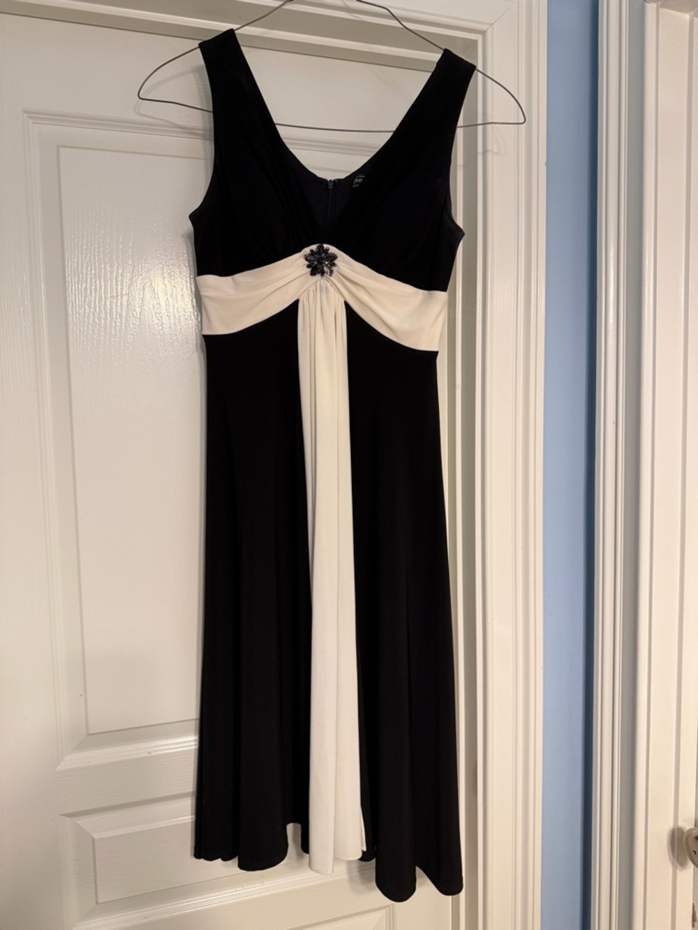 Jessica Howard Black and Cream Empire-Waist Midi Dress
